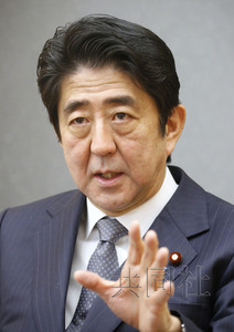 日本首相安倍晉三24日在官邸接受共同社采訪。