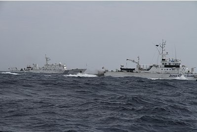 日本媒體公布的中國“海監(jiān)66”船急速追擊日本漁船照片，期間日本“水城”號海保巡邏船對中國船只的追擊進行干擾。