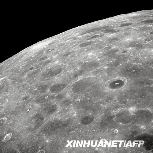 11月13日，美國航天局宣布，該局科學家對月球坑觀測和傳感衛星獲得的撞月數據進行初步分析后確認，月球存在水。這是美國航天局提供的從“阿波羅8號”飛船上拍攝的月球表面的照片。新華社/法新