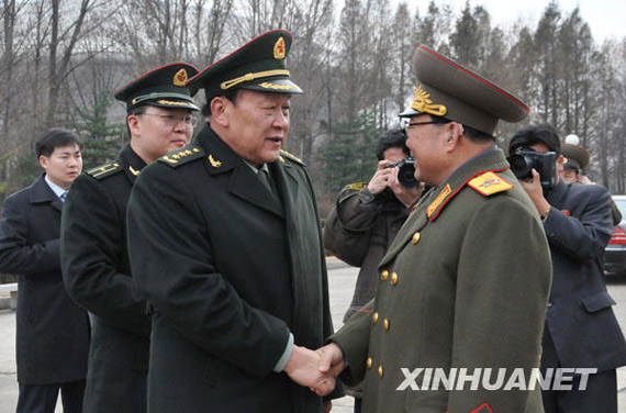 11月22日，朝鮮人民武力部部長金永春次帥（右）在平壤祖國解放戰爭勝利紀念塔廣場歡迎到訪的中國國務委員兼國防部長梁光烈。新華社記者姚西蒙攝