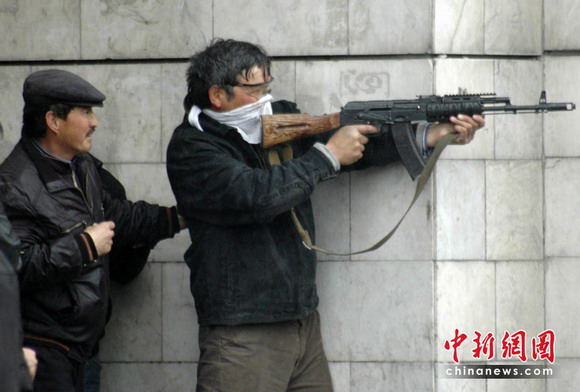 2010年4月7日，一名男子在抗議集會(huì)中使用自動(dòng)步槍指向政府大樓。
