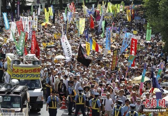 資料圖：當(dāng)?shù)貢r(shí)間7月16日，日本東京爆發(fā)“再見核電站”大集會(huì)。據(jù)主辦方透露，約有17萬(wàn)人參加了此次活動(dòng)。集會(huì)者呼吁關(guān)閉日本所有核電站，實(shí)現(xiàn)“無(wú)核化”。