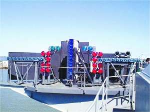資料圖：遼寧艦上的光學助降設備。