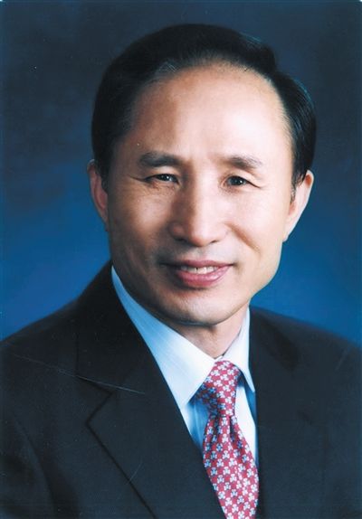 李明博（韓國(guó)總統(tǒng)）為“私宅門”向國(guó)民道歉，并親自批準(zhǔn)法案，調(diào)查自己的家人。