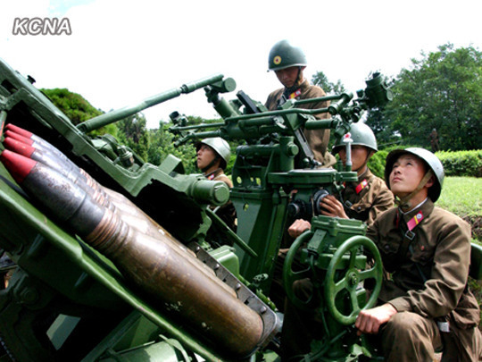 資料圖：當(dāng)?shù)貢r(shí)間2012年8月23日，朝中社公布了朝鮮士兵進(jìn)行強(qiáng)化戰(zhàn)斗訓(xùn)練的圖片。