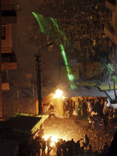 當地時間12月5日晚，埃及示威者們在總統府門前爆發大規模沖突。