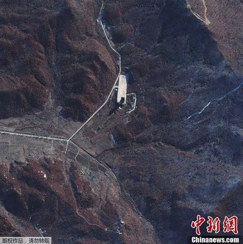 當(dāng)?shù)貢r(shí)間12月1日，朝鮮宇宙空間技術(shù)委員會(huì)發(fā)言人說，朝鮮將于本月10日至22日間發(fā)射衛(wèi)星。圖為國(guó)外媒體近日公布的俯瞰朝鮮衛(wèi)星發(fā)射場(chǎng)照片。