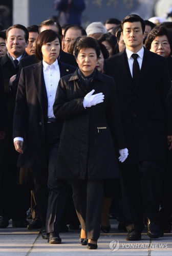 樸槿惠參拜前總統墓地將會晤中美駐韓大使（圖）