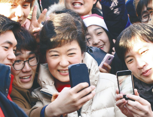 12月15日，樸槿惠與支持者們用手機合影。