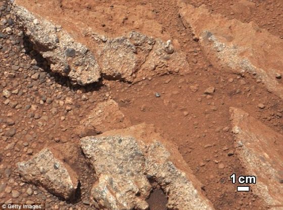 火星上一塊被稱之為“林克”的露出地面的巖層，四周的灰塵呈紅褐色。這一發(fā)現(xiàn)證明火星表面曾出現(xiàn)溪流