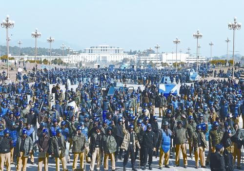 15日上午，大批警察在巴基斯坦首都伊斯蘭堡總統(tǒng)府前警戒。