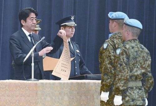 20日，日本首相安倍晉三向回國的戈蘭高地維和自衛(wèi)隊(duì)遞交政府獎(jiǎng)狀。安倍在儀式上稱，近年“日本周邊的安全保障環(huán)境更加嚴(yán)峻”，為此將修改《防衛(wèi)計(jì)劃大綱》，進(jìn)一步加強(qiáng)日美同盟。