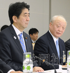 圖為會議秘書長柳井俊二在發言。左為日本首相安倍晉三。（共同社）