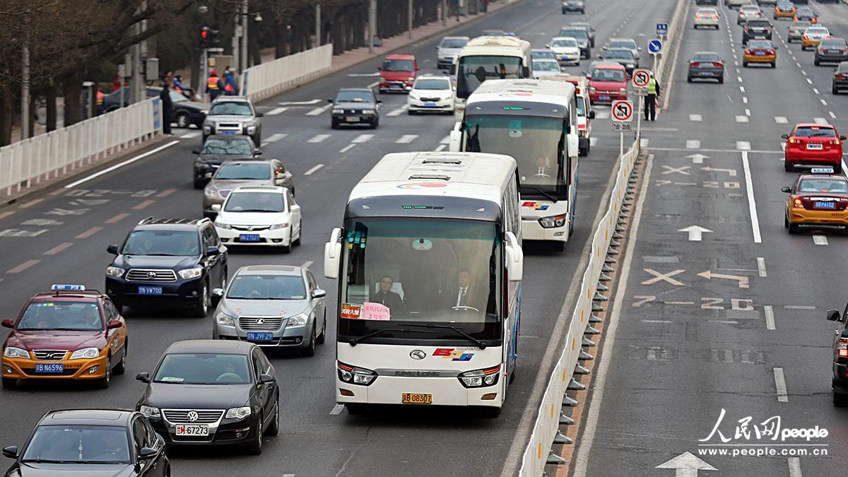 沒(méi)有封路及警車帶道，重慶代表團(tuán)接送車有序通過(guò)長(zhǎng)安街。吉羽/攝影