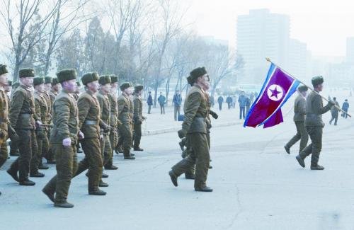 16日，一隊(duì)朝鮮士兵走過平壤街頭。