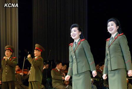 朝鮮人民軍協(xié)奏團9日舉辦名為綜合演出，慶祝金正日出任朝鮮國防委員會委員長20周年
