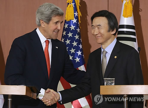 美國國務卿克里（左）和韓國外交部長官尹炳世在首爾舉行聯合記者會。