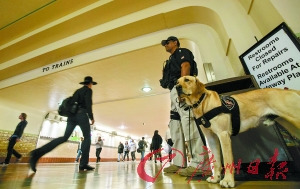 　15日，洛杉磯警方在市區聯合火車站警戒。