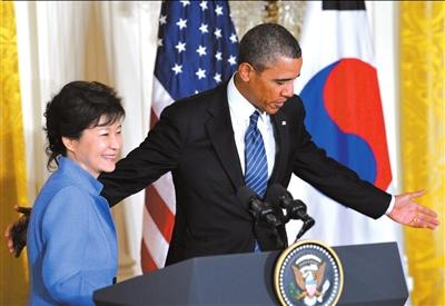 7日，美國總統奧巴馬（右）與韓國總統樸槿惠在白宮出席聯合記者會。新華社發(fā)