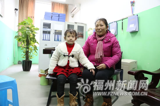 戰坂小學7歲女生拾金不昧 與母親苦等失主兩小時