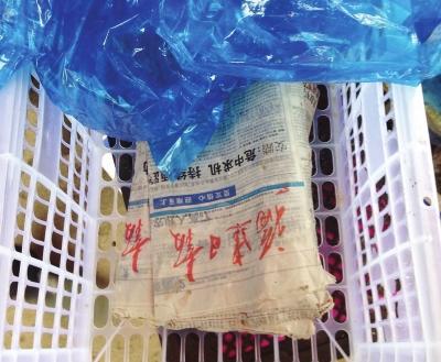20斤重水果混入5斤濕報紙 商家:做法屬行業慣例