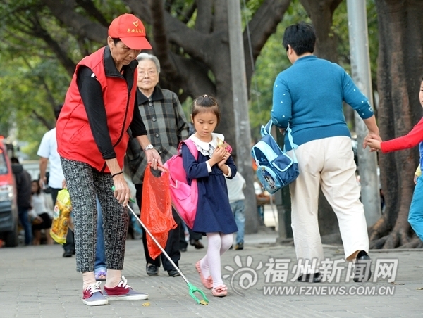 為白發志愿者點贊！青運白發志愿者平均年齡55歲