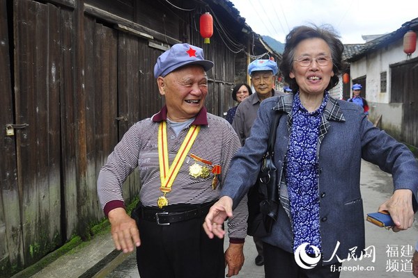 老紅軍與新四軍后代一起重走長征路。 吳隆重 攝
