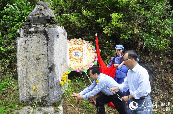 在無名烈士紀(jì)念碑緬懷松毛嶺戰(zhàn)斗中犧牲的紅軍戰(zhàn)士。 吳隆重 攝