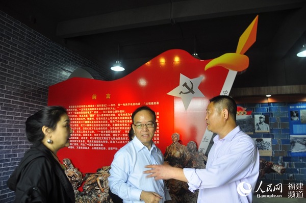 老區干部講述紅軍英勇參加松毛嶺戰斗的經過。 吳隆重 攝