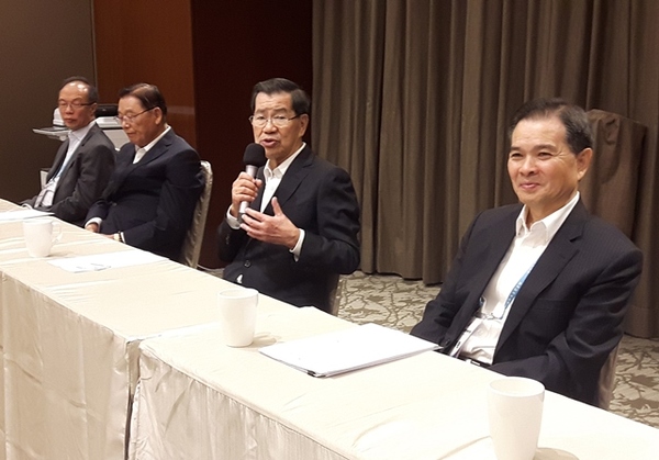 2016兩岸企業(yè)家峰會5日在金門登場，峰會臺灣方面理事長蕭萬長（右2）表示，盼望透過峰會這個平臺，在雙方競合中，尋找新的合作模式，以壯大臺商。圖片來源：臺“中央社”