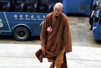 代表步履從容進會場。