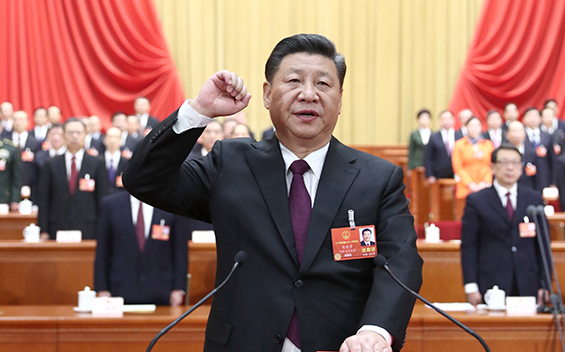 新當選的國家主席、中央軍委主席習近平進行憲法宣誓