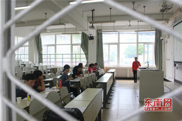 招聘考試評委由專業(yè)教授、博士、家長等7人組成.jpg