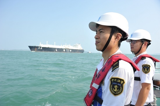 海事人員現場監護大型液化天然氣船舶進出港.jpg