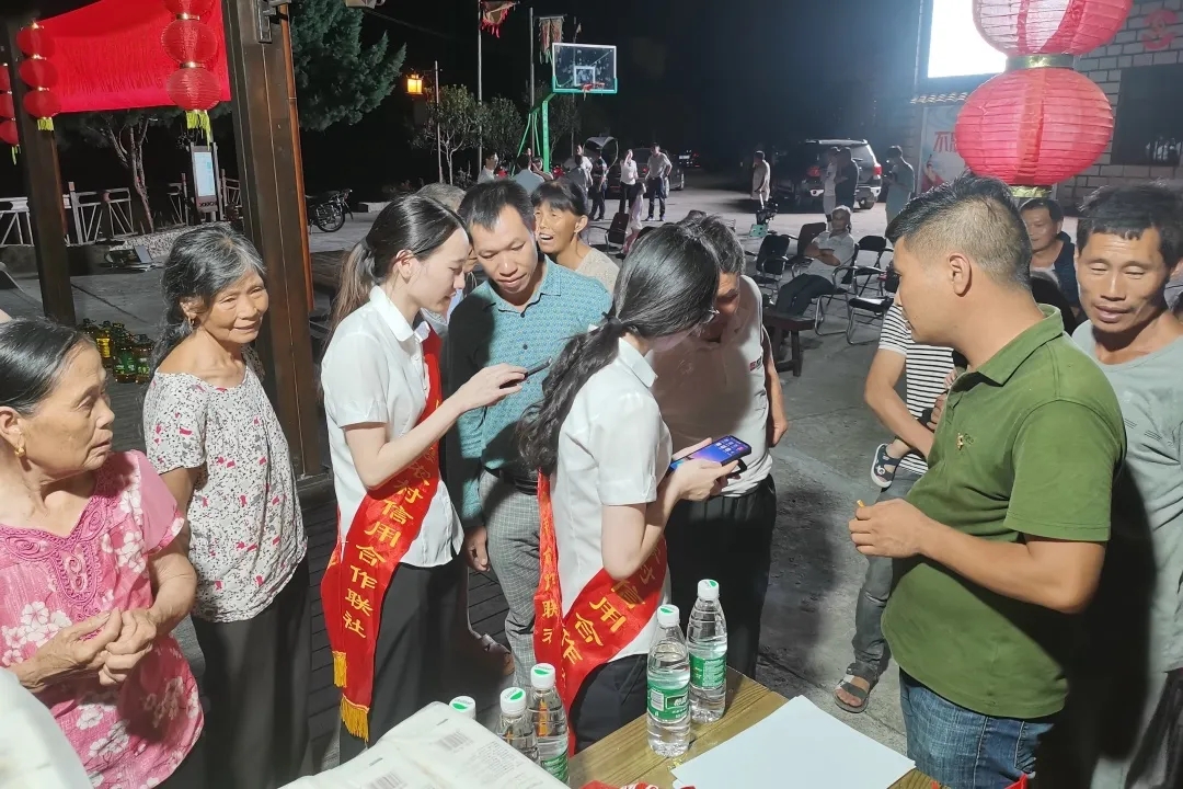周寧聯社“螢火蟲”黨員金融服務隊夜間錯峰服務.webp.jpg