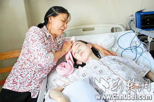 天門(mén)婦女孫國(guó)香和她因沉迷網(wǎng)游而重病纏身的兒子王剛(資料圖 5月10日)
