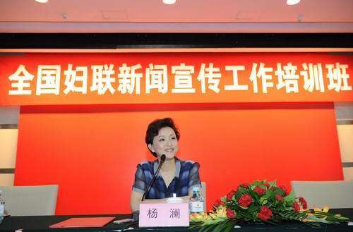 陽光媒體集團主席、資深節目主持人楊瀾在培訓班上講課
