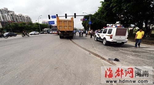泉州驚險(xiǎn)土方車(chē)車(chē)禍 媽媽弓身子護(hù)住4歲幼女