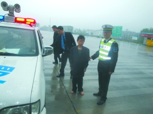 高速公路執(zhí)法人員把劉華帶往服務(wù)站休息。 高速公路執(zhí)法人員把劉華帶往服務(wù)站休息。