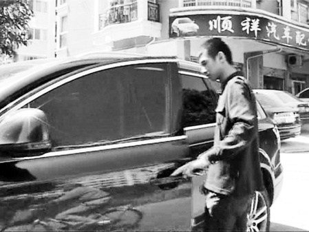 女子深夜遭三男搶劫“80后”老板駕豪車(chē)擒匪(圖)