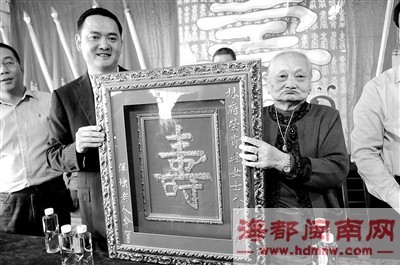 莊榮貴老人和兒子林天送昨在善款發放儀式上 莊榮貴老人和兒子林天送昨在善款發放儀式上