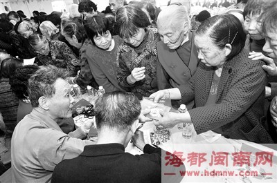 老人們領取生活補助款 老人們領取生活補助款
