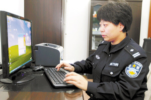 安排好了孩子,馮警官又上網了解情況。 安排好了孩子,馮警官又上網了解情況。