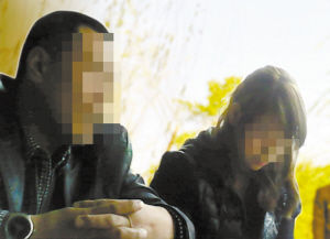 前來與記者洽談“業(yè)務(wù)”的王某(身邊就是那個19歲的女孩)。 前來與記者洽談“業(yè)務(wù)”的王某(身邊就是那個19歲的女孩)。