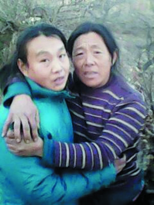 見(jiàn)面后,李桂芳和女兒緊緊相擁。圖片由李桂芳家人提供 見(jiàn)面后,李桂芳和女兒緊緊相擁。圖片由李桂芳家人提供