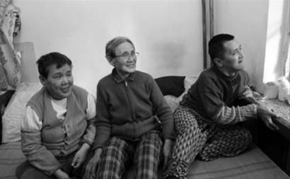 　吳淑貞老人(中)和兒子古金成(右)、女兒古敏在一起，她說(shuō)：“媽活著有一口氣，就不能放棄你們！ ” 記者 孫振芳 攝
