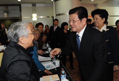 王兆國、陳至立與出席會議的全國婦聯(lián)老領導親切交談。記者徐建軍攝