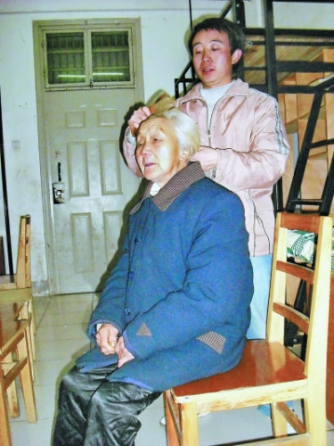 張義波給外婆梳頭。 
