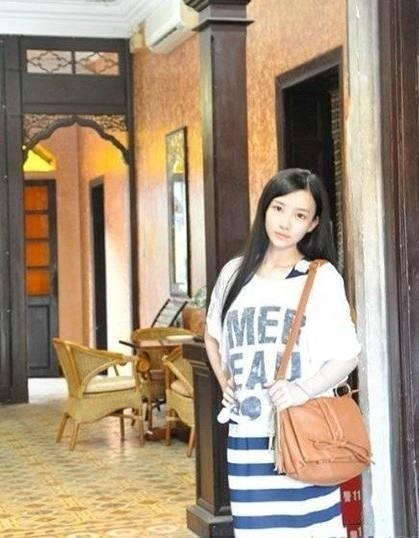 自稱“廈門外國語學院校花”的潘珂同學，直接打出了“用其可愛清麗的容貌氣質挑戰奶茶妹妹”的口號，一時間，這一組所謂的“廈門外國語學院校花潘珂”的照片在網絡躥紅，許多微博轉載，引發了眾多網友的圍觀與熱議。