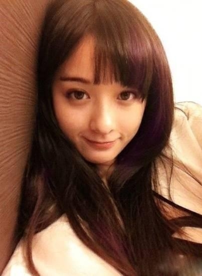 成都大學校花，人人上一組照片被網友瘋傳走紅網絡，繼后參加快樂女聲，麥克達人甜蜜派歌唱比賽，2009年快樂女聲四川直通區(qū)50強。被著名音樂人朱樺譽為：“弱小身軀，卻又有令人動容的唱功”公主小環(huán)的女歌手。